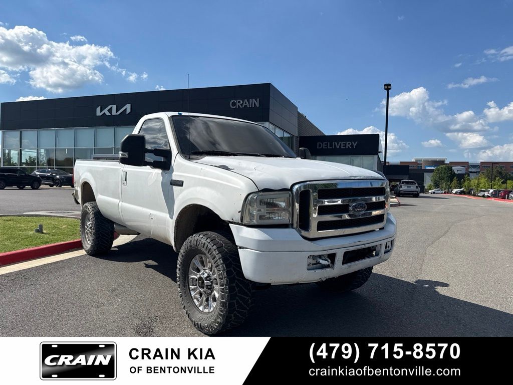 White 2006 Ford F-250 Super Duty Pickup Truck Rear-Wheel Drive 5-Speed Automatic Overdrive