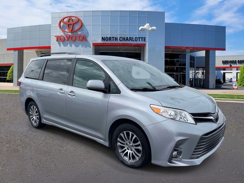Silver Sky Metallic 2018 Toyota Sienna XLE Premium 8-Passenger FWD Minivan Front-Wheel Drive 8-Speed Automatic