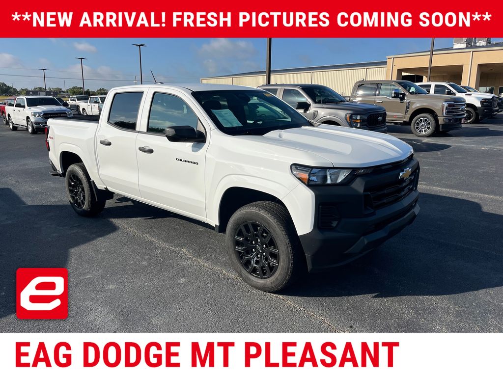 Summit White 2025 Chevrolet Colorado Pickup Truck Four-Wheel Drive 8-Speed Automatic