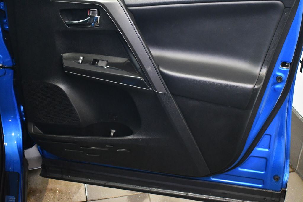 Thumbnail: 2018 Toyota RAV4 - 30