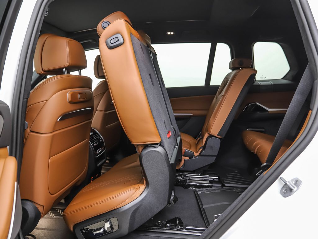 Thumbnail: 2025 BMW X7 - 24