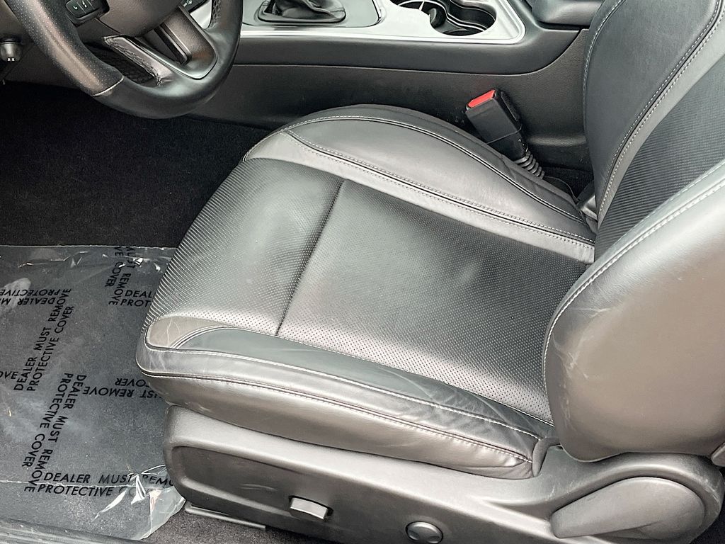 Used 2022 Black Dodge SXT image 19