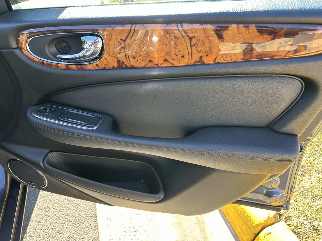 Thumbnail: 2005 Jaguar XJ - 19