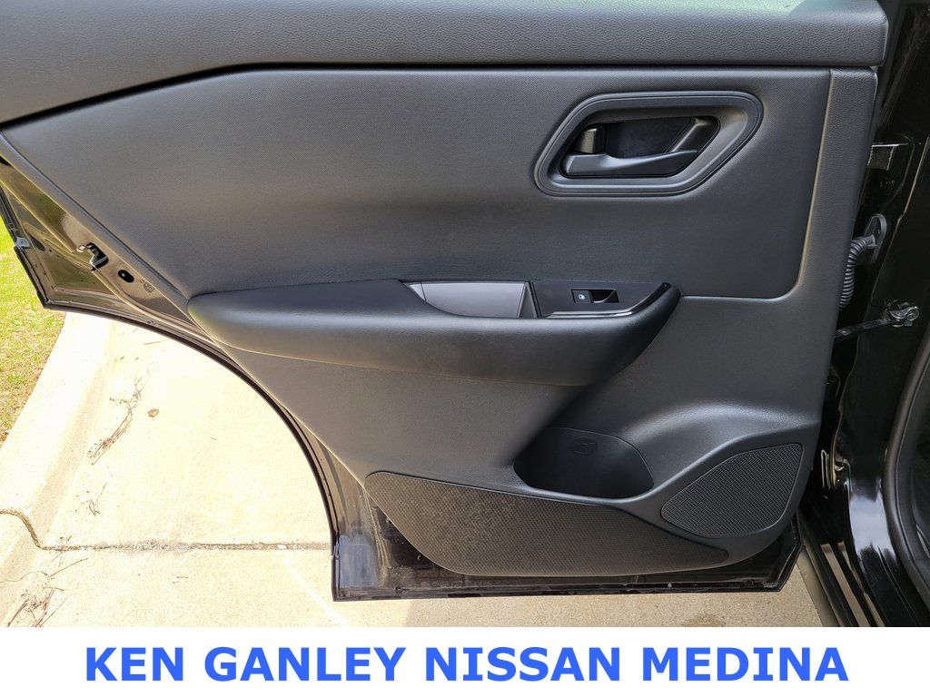 2025 Nissan Rogue S photo