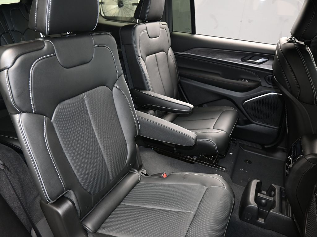 New 2025 Diamond Black Crystal Pearlcoat Jeep Overland image 41