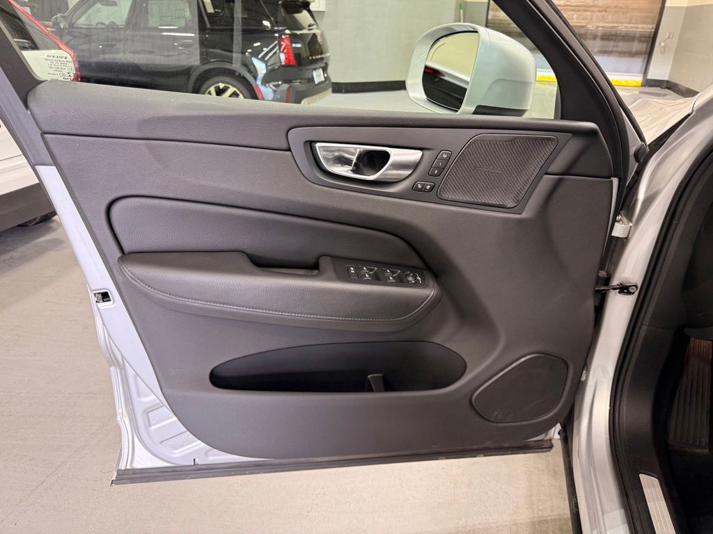 Thumbnail: 2020 Volvo XC60 - 10
