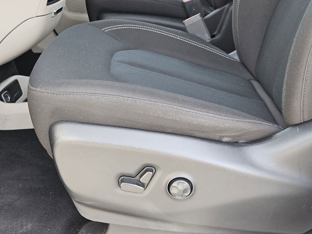 2023 Chrysler Voyager