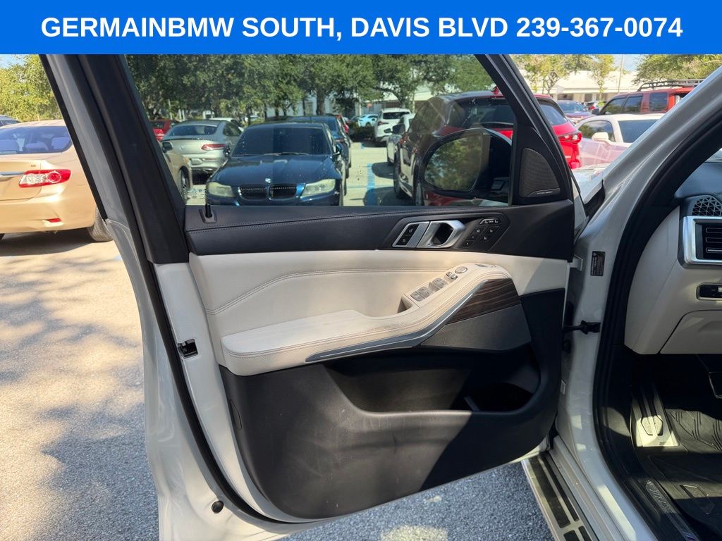 Used 2023 White BMW xDrive40i image 17