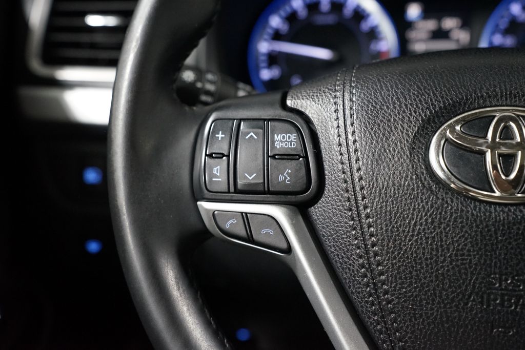 Thumbnail: 2018 Toyota Highlander - 14