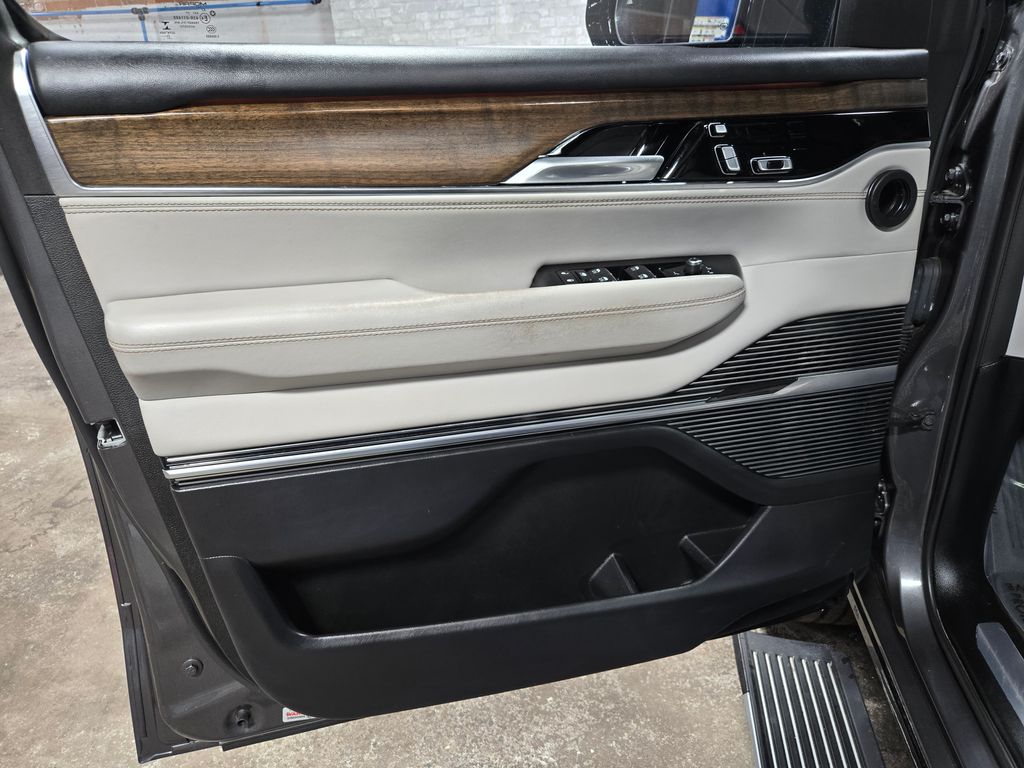 2022 Jeep Grand Wagoneer Series II - Photo 7