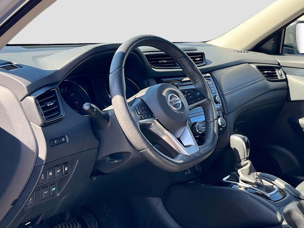 Used 2020 Silver Nissan SL image 9