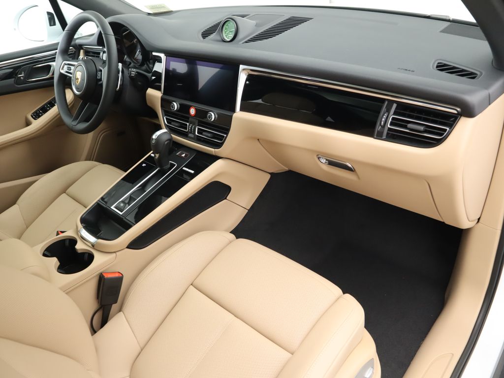 Thumbnail: 2025 Porsche Macan - 21