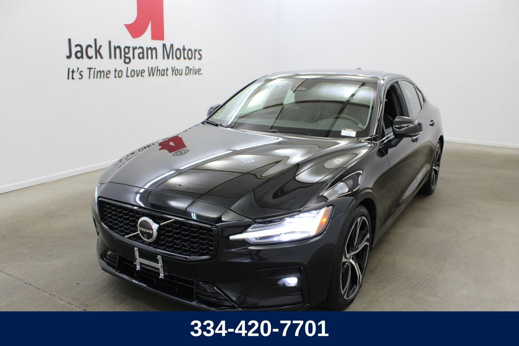 2024 Volvo S60 B5 Plus Dark Theme AWD