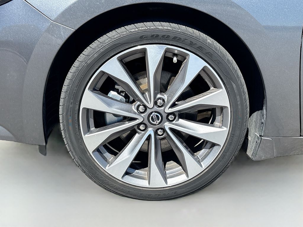 Used 2022 Gray Nissan Platinum image 33