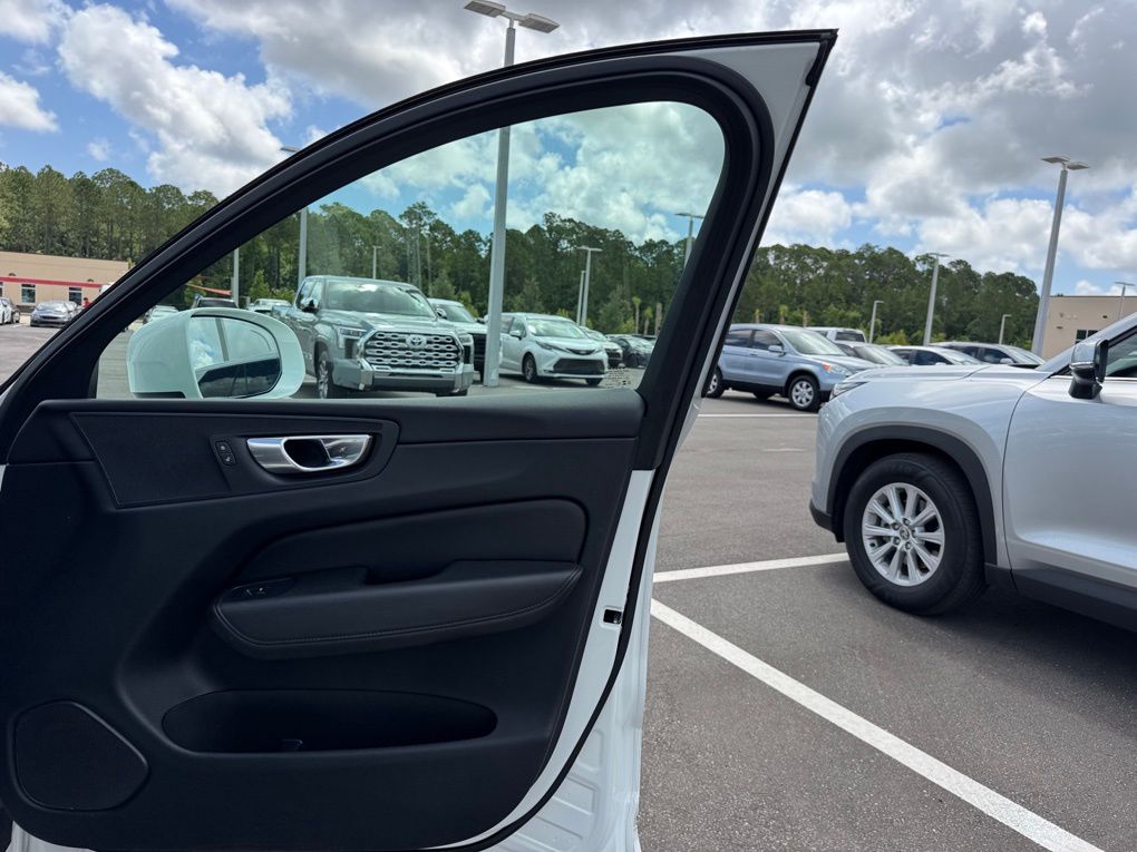 2023 Volvo XC60 B5 Plus photo 29