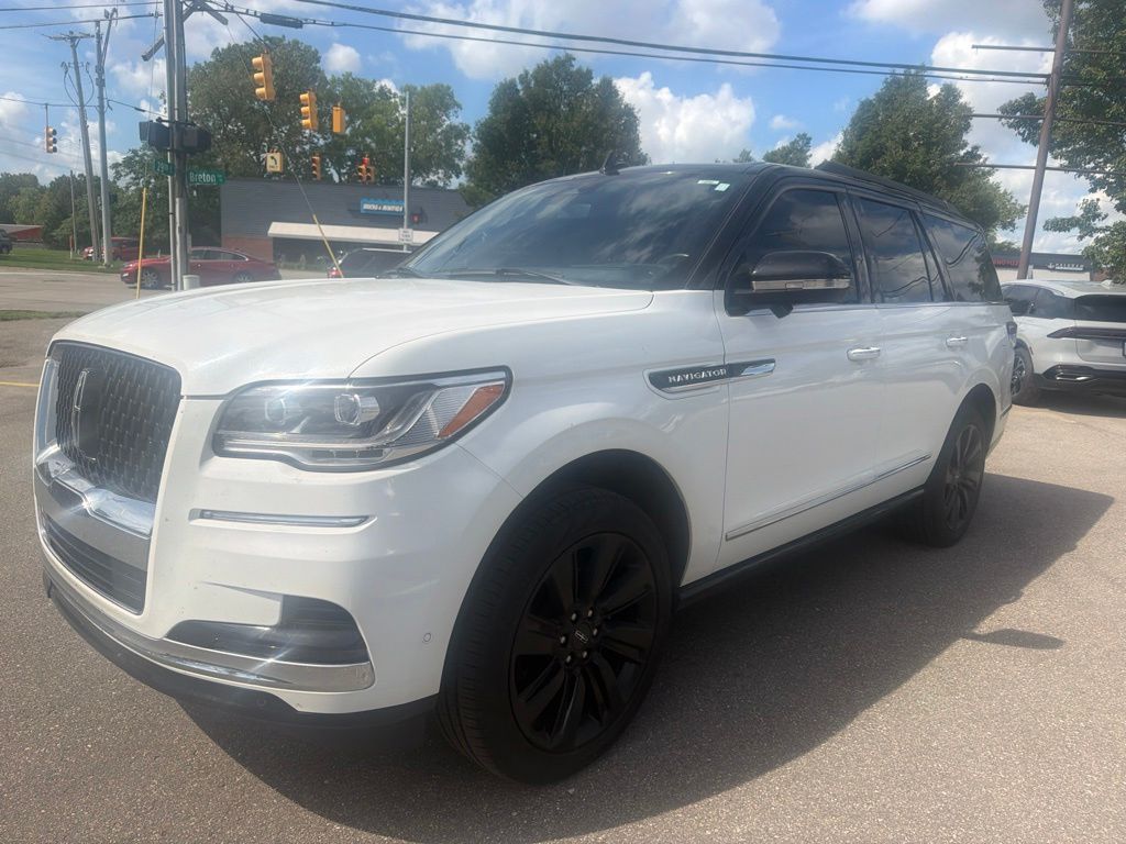 Pristine White Metallic Tri-Coat 2024 Lincoln Navigator SUV / Crossover Four-Wheel Drive Automatic