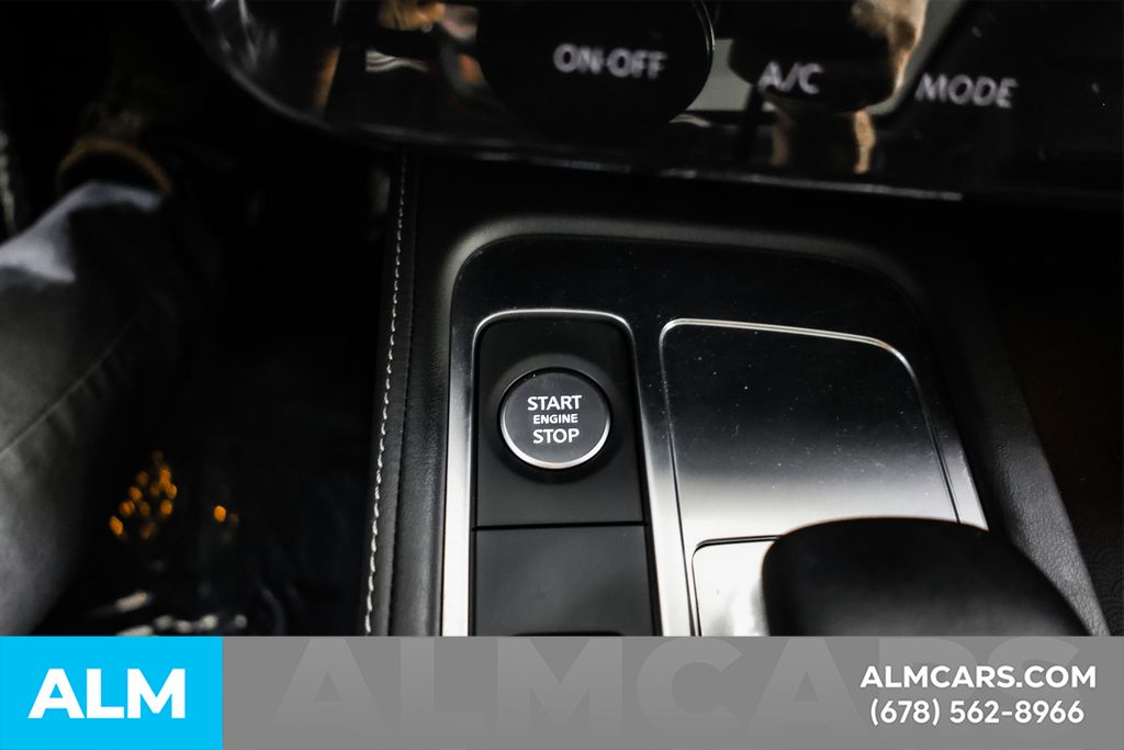 Used 2024 White INFINITI LUXE image 44