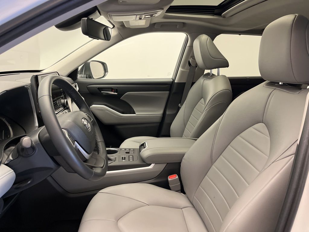 Thumbnail: 2023 Toyota Highlander - 12