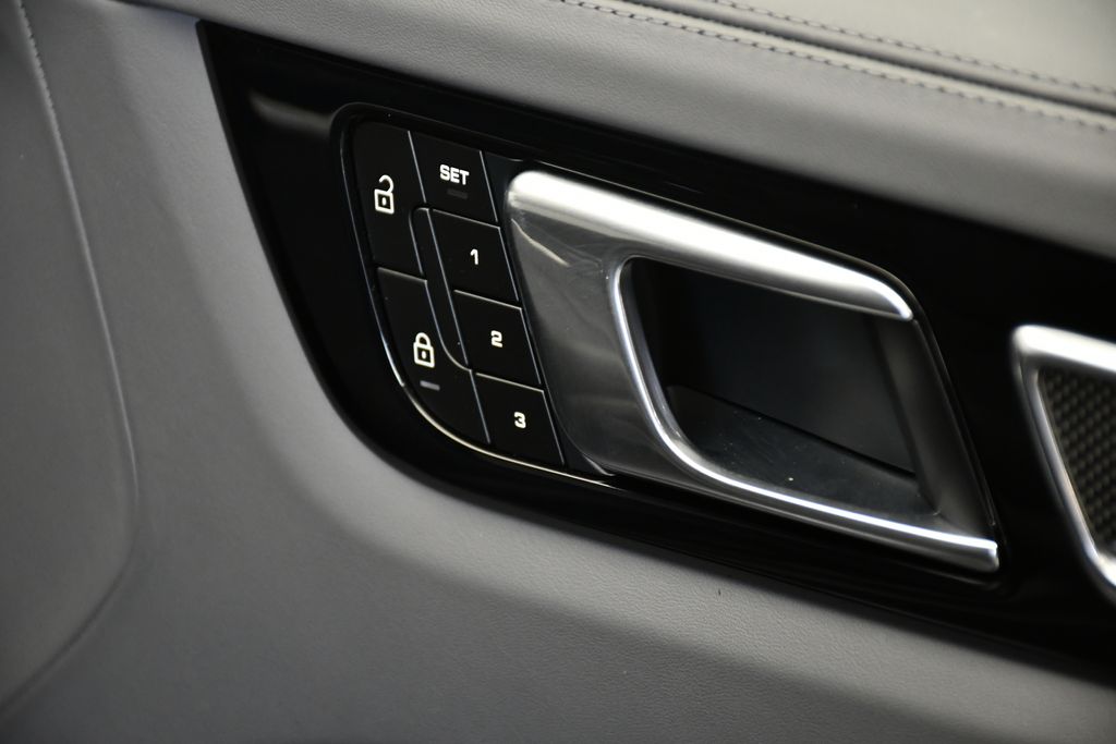 Thumbnail: 2023 Porsche Cayenne - 25