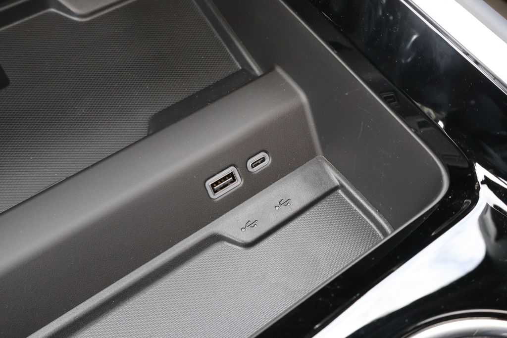 2025 Chevrolet Suburban High Country 32