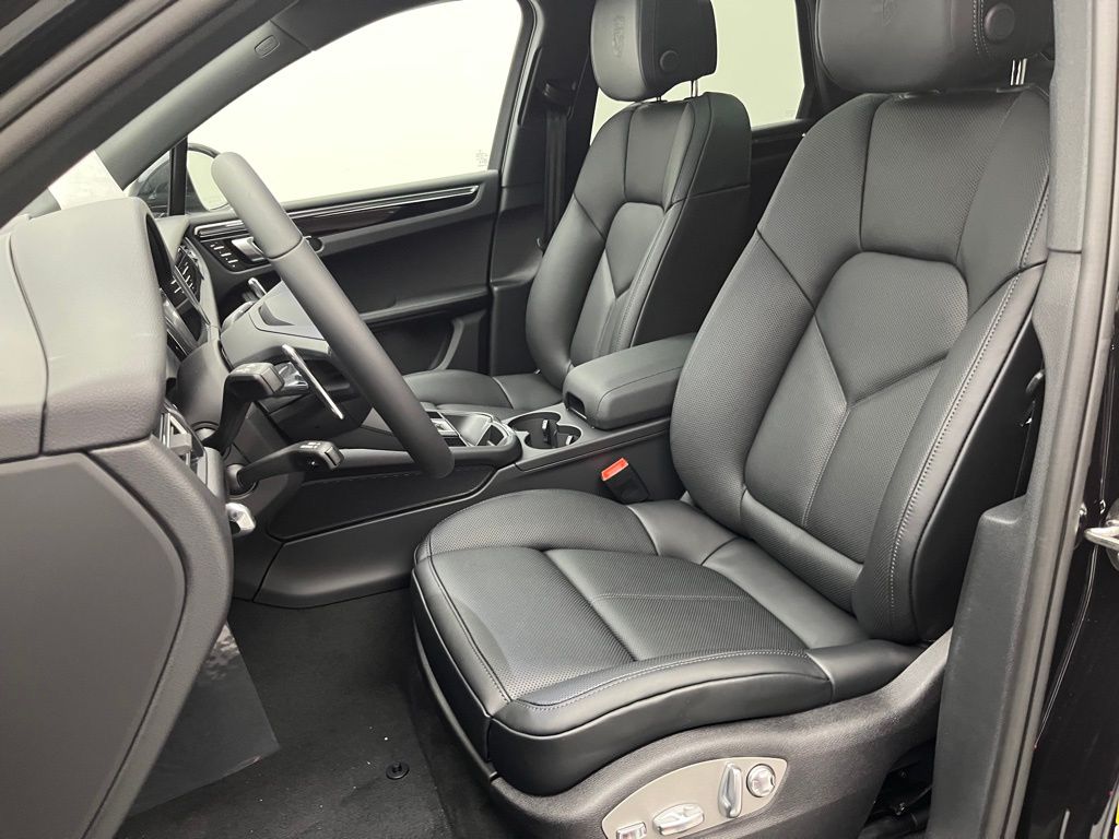 Thumbnail: 2026 Porsche Macan - 5