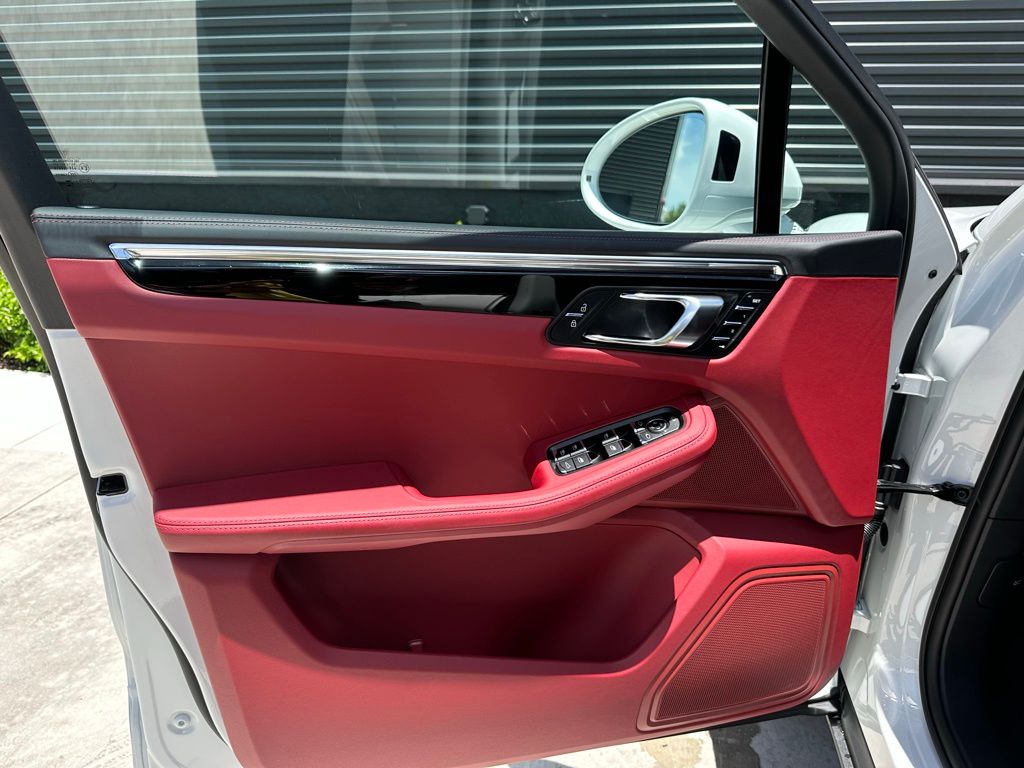 Thumbnail: 2025 Porsche Macan - 14