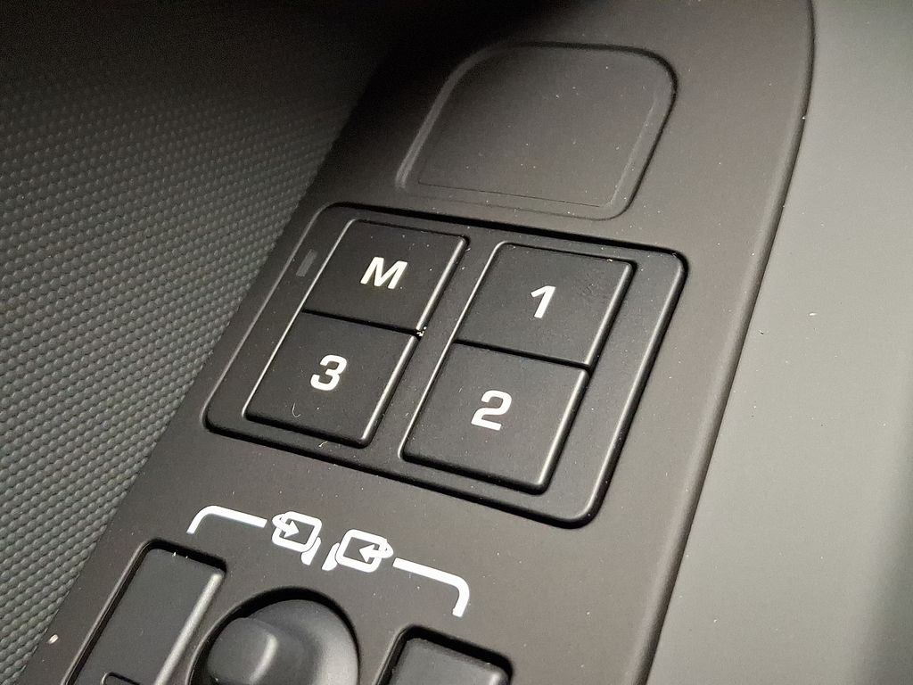 Thumbnail: 2025 Land Rover Defender - 17