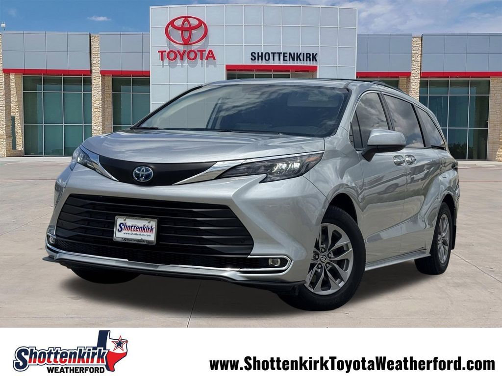 2024 Toyota Sienna XLE 7-Passenger Hybrid AWD's photo