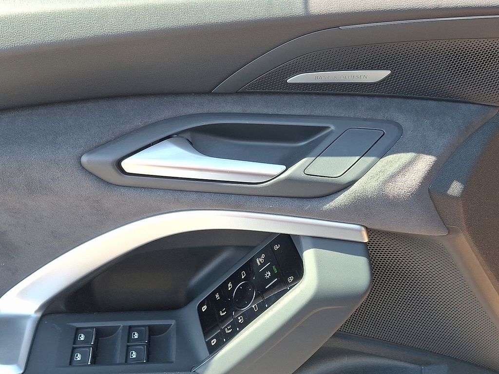 Thumbnail: 2026 Audi SQ5 - 9