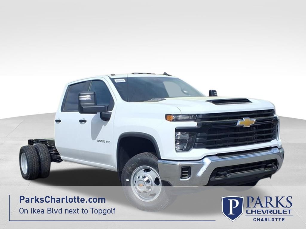 Summit White 2026 Chevrolet Silverado 3500HD Pickup Truck Four-Wheel Drive 10-Speed Automatic