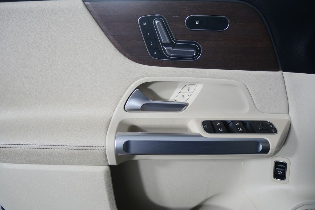 Thumbnail: 2023 Mercedes-Benz GLB - 9