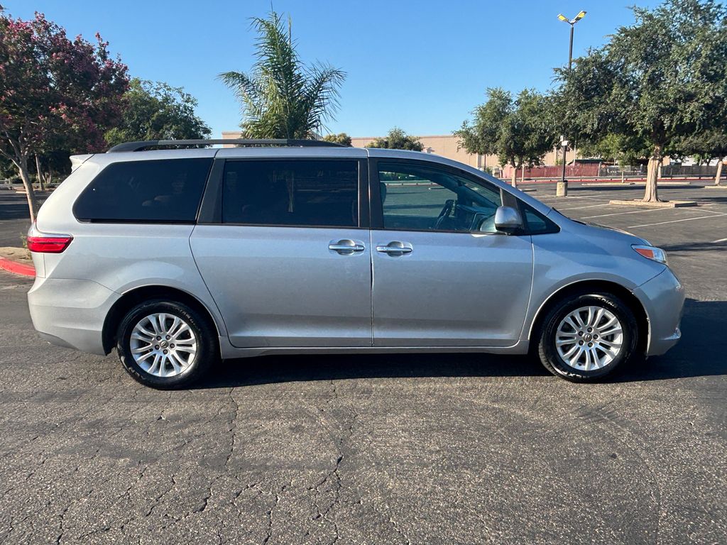 Thumbnail: 2017 Toyota Sienna - 4
