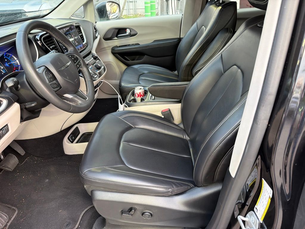 Used 2023 Brilliant Black Crystal Pearlcoat Chrysler Touring L image 8
