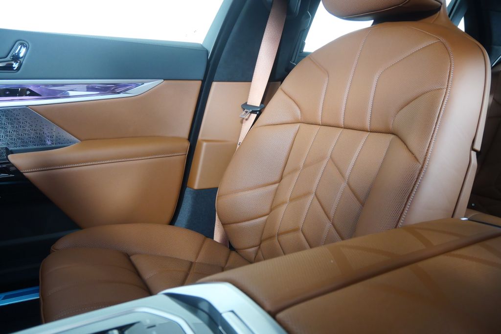 Thumbnail: 2026 BMW 7 Series - 24