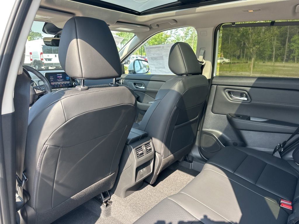 2025 Everest White Pearl Nissan Rogue SV FWD SUV