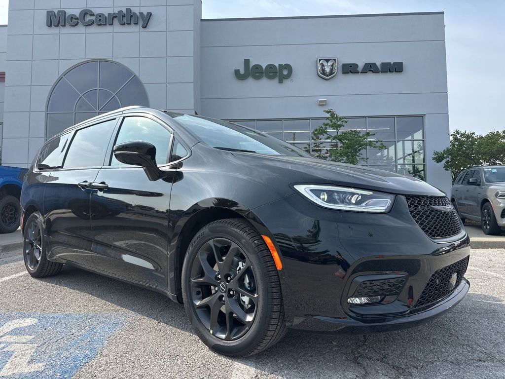 2026 Chrysler Pacifica Limited's photo