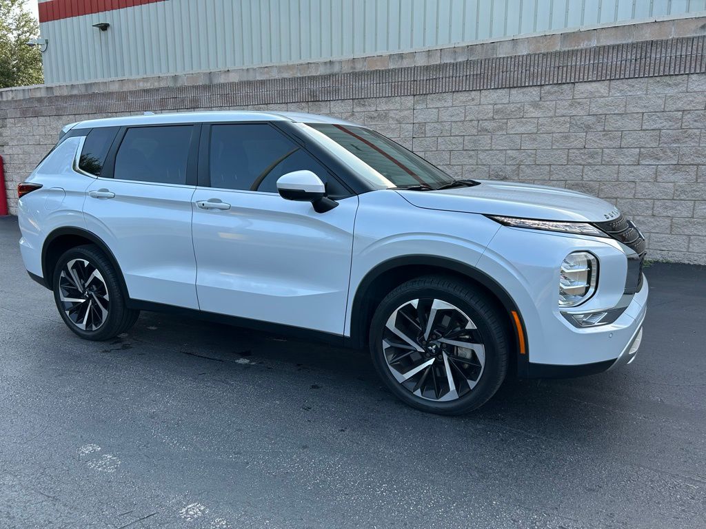 2023 Mitsubishi Outlander SE 7