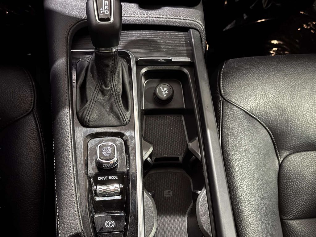 Used 2020 Osmium Gray Metallic Volvo T6 Momentum image 11