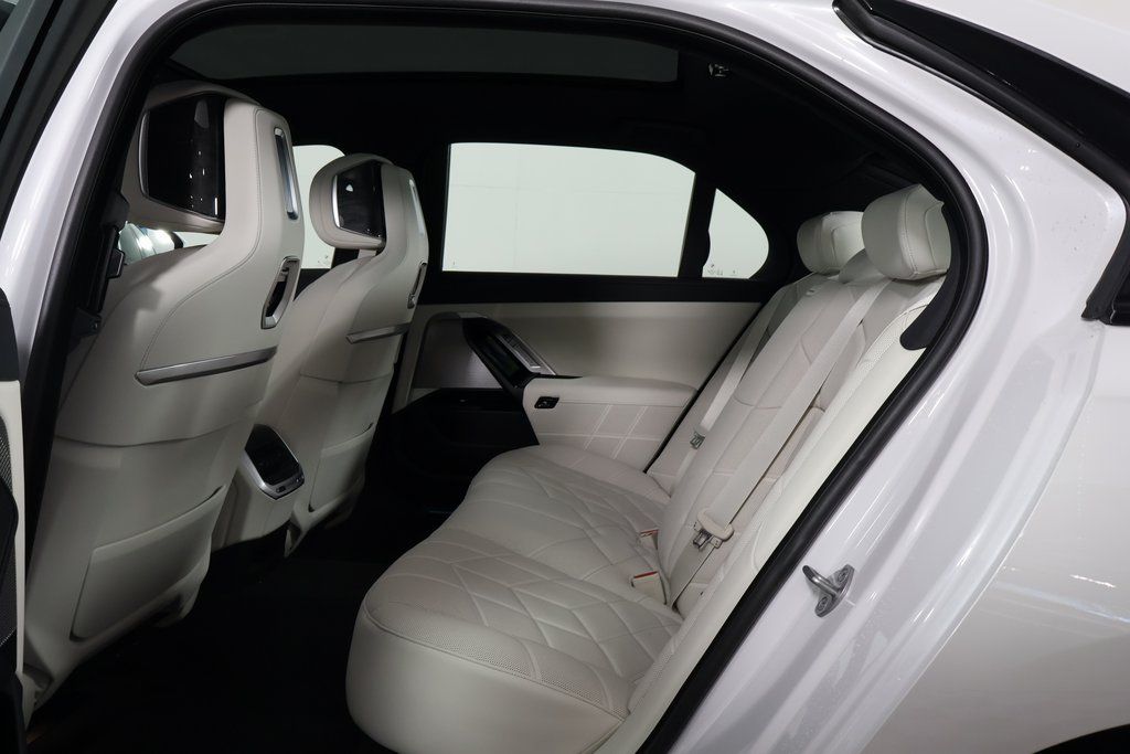 Thumbnail: 2026 BMW 7 Series - 6