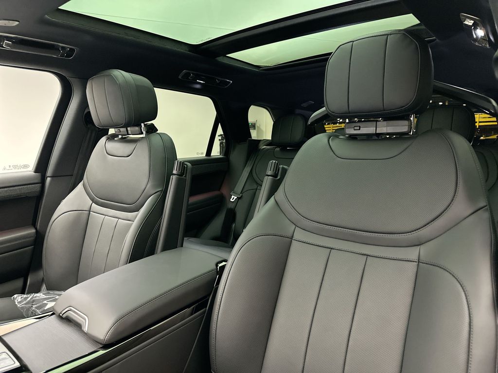 2025 Land Rover Range Rover Sport SE 9