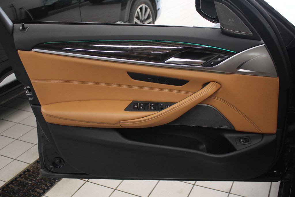 Thumbnail: 2023 BMW 5 Series - 13