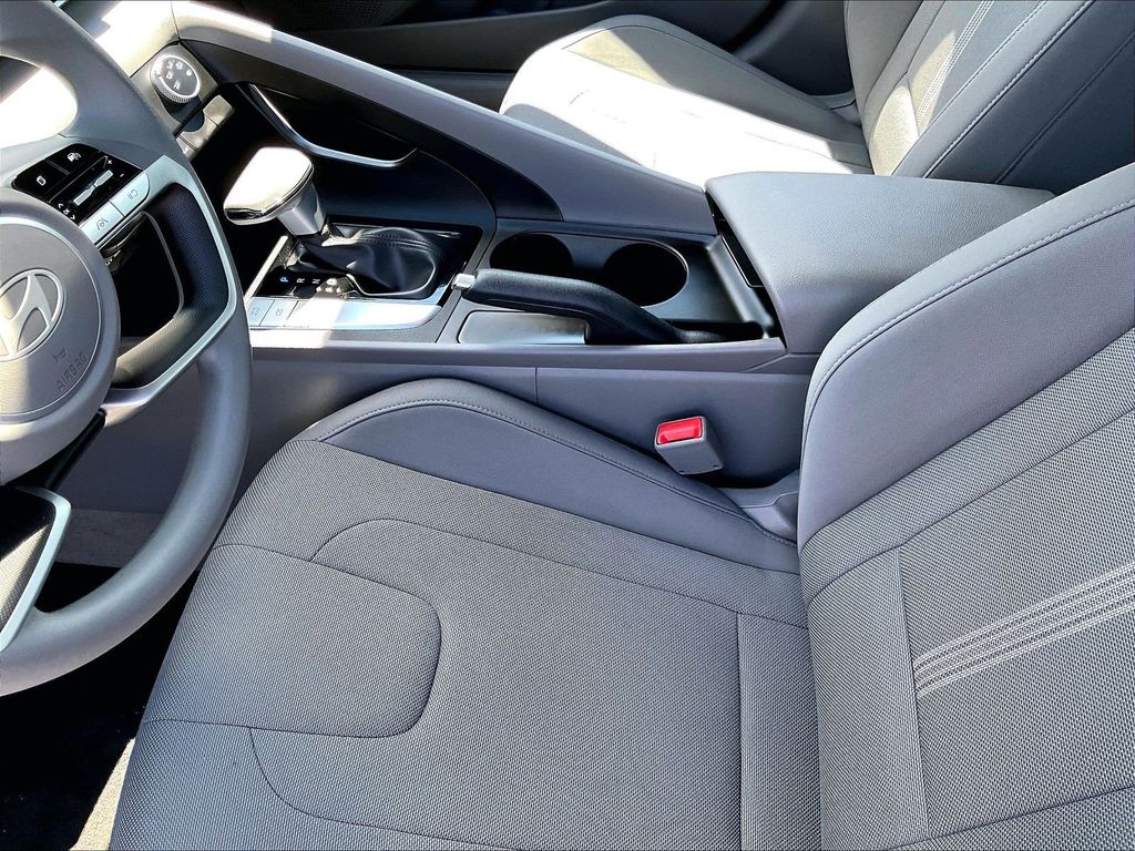 2025 Hyundai Elantra — photo 20