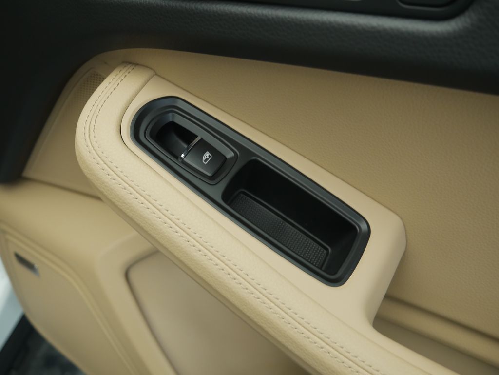 Thumbnail: 2026 Porsche Macan - 27