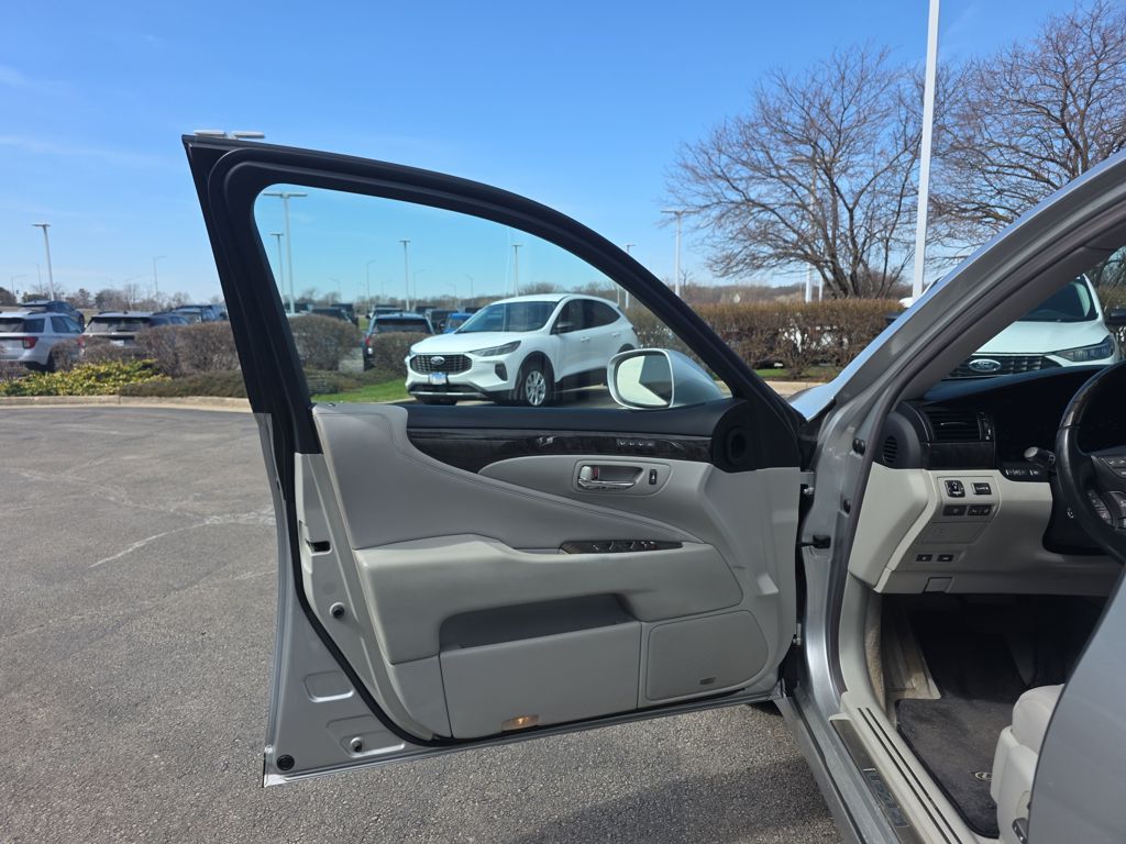 Used 2009  Lexus 460 image 16