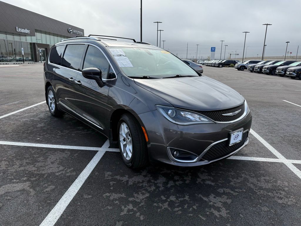 Thumbnail: 2017 Chrysler Pacifica - 3