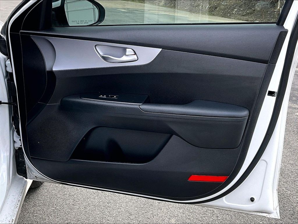 2024 Kia Forte — photo 12