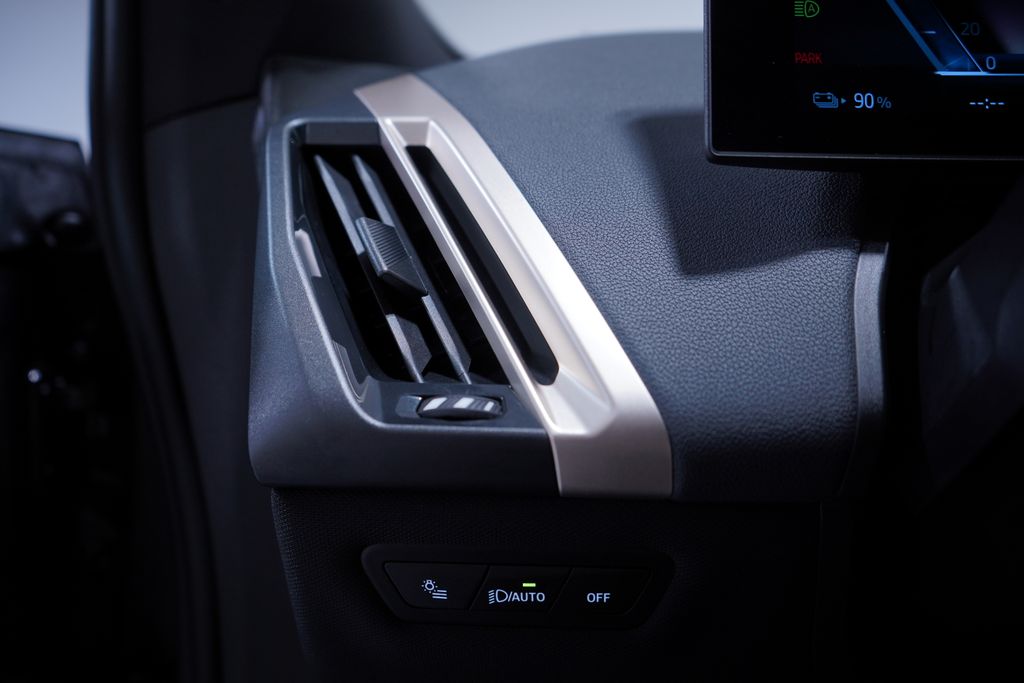 Thumbnail: 2023 BMW iX - 18