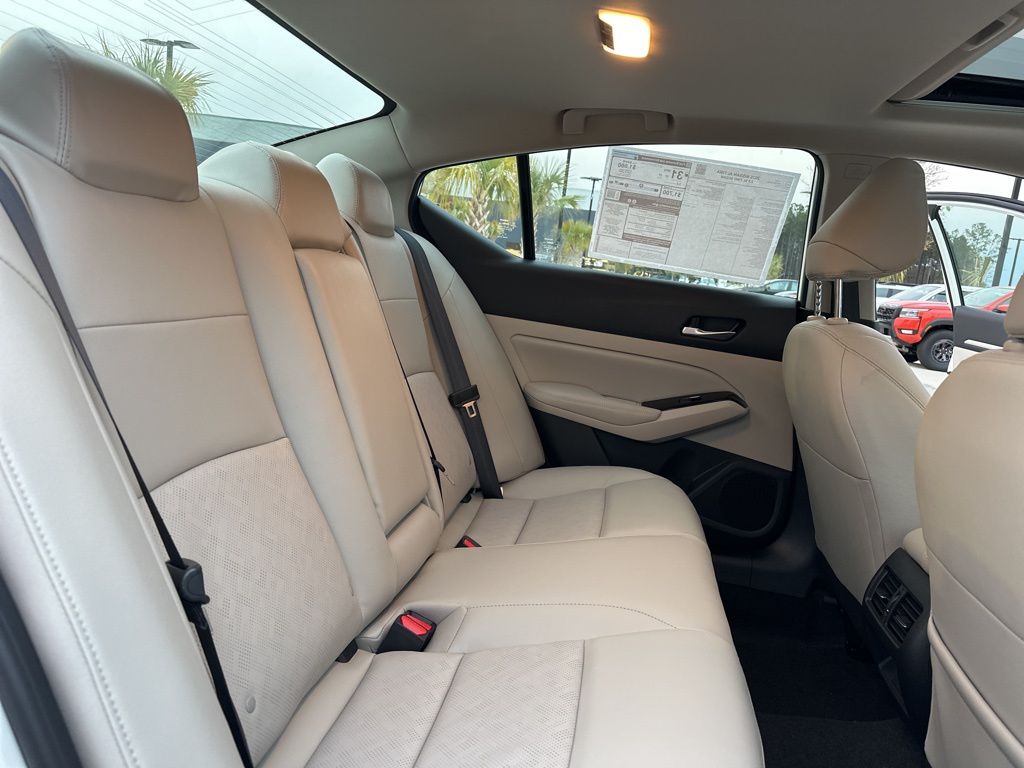 2025 Pearl White Tricoat Nissan Altima 2.5 SL FWD Sedan