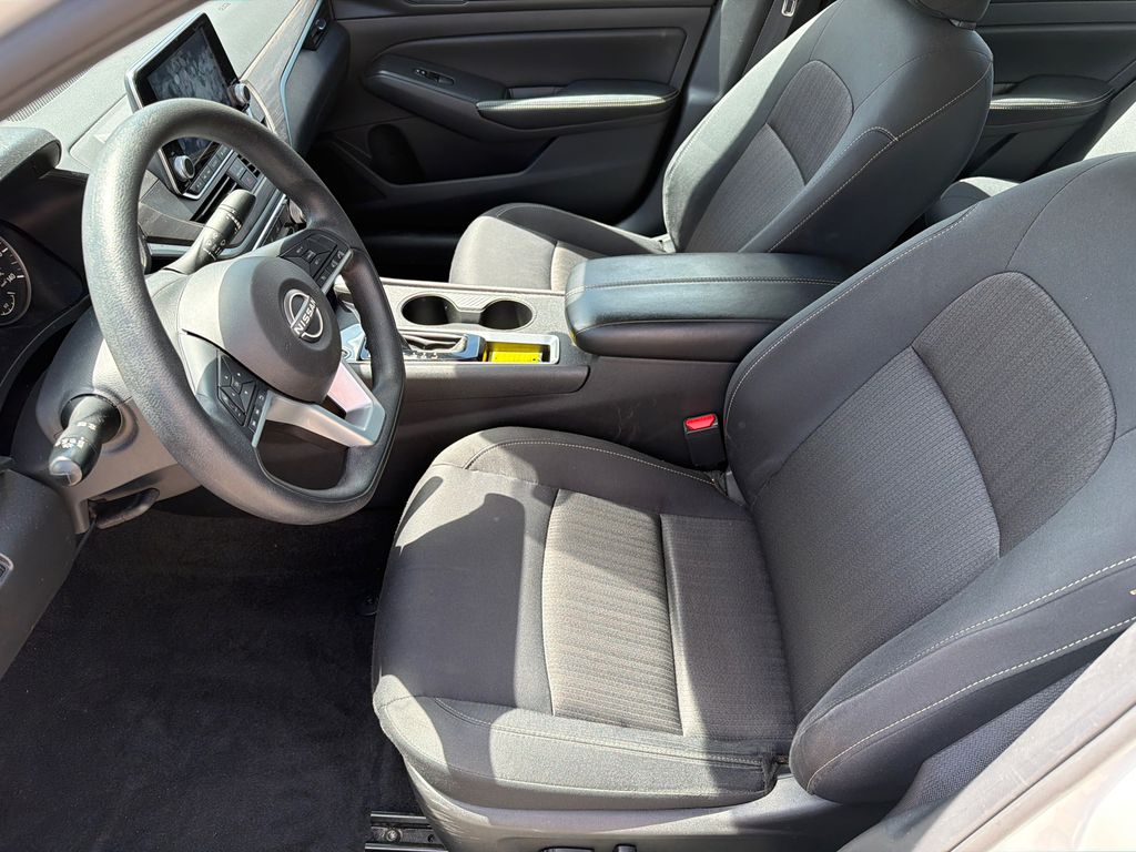 Used 2025 White Nissan 2.5 SV image 9