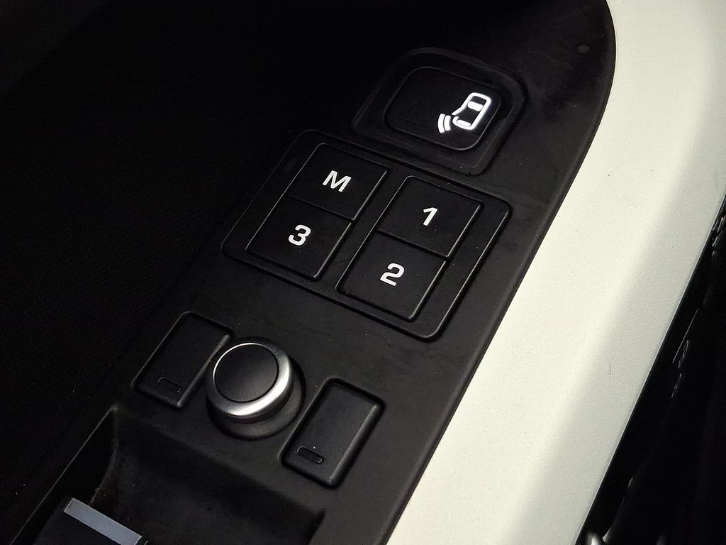 Thumbnail: 2020 Land Rover Defender - 27